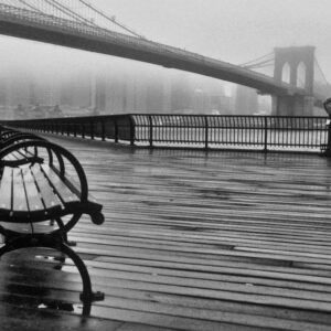 Fototapeta - Jesienny dzień w Nowym Jorku - architektura miejskiego mostu we mgle