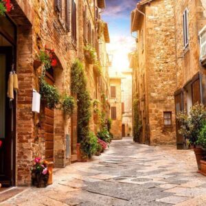 Fototapeta - Kolorowa uliczka w Toskanii