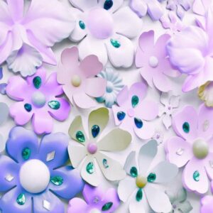 Fototapeta - Motyw kwiatowy - fioletowa kompozycja z klejnotami na jasnym tle