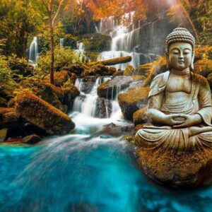 Fototapeta - Orient - pejzaż z rzeźbą Buddy na tle wodospadu i egzotycznego lasu