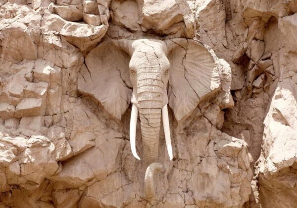 Fototapeta - Rzeźba słonia z Afryki - zwierzęcy motyw rzeźby w jasnym kamieniu