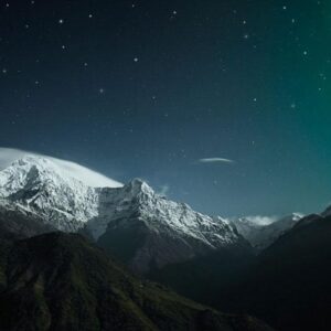 Fototapeta - Zorza polarna - pejzaż ośnieżonych gór zimą w nocy na tle kosmosu