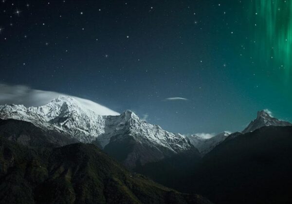Fototapeta - Zorza polarna - pejzaż ośnieżonych gór zimą w nocy na tle kosmosu