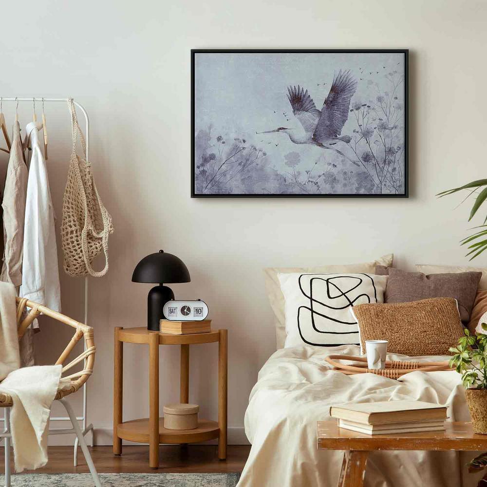 Obraz - Majestatyczny lot - żuraw w locie w monochromatycznej, chłodnej kolorystyce