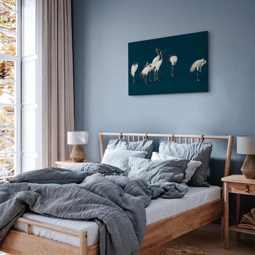 Obraz - Wieczór nad stawem - grupa żurawi narysowana suchą pastelą, na ciemno-turkusowym tle