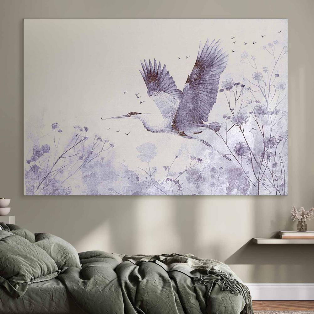 Obraz XXL - Majestatyczny lot - żuraw w locie w monochromatycznej, chłodnej kolorystyce