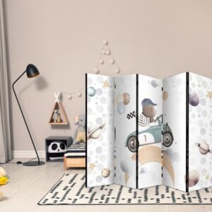 Parawan - Galaktyczne zawody - Miś biorący udział w wyścigach samochodowych pośród planet - chmur i gwiazd w pastelowej kolorystyce