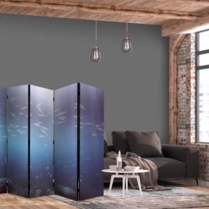 Parawan - Ławica małych rybek - Rozświetlona oceaniczna toń w barwach granatu fioletu i szarości z ławicą drobnych rybek