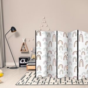 Parawan - Tęcze i chmury - Tęcze rozmaitych wielkości w stonowanej kolorystyce pośród deszczowych chmur w odcieniu blado-niebieskim