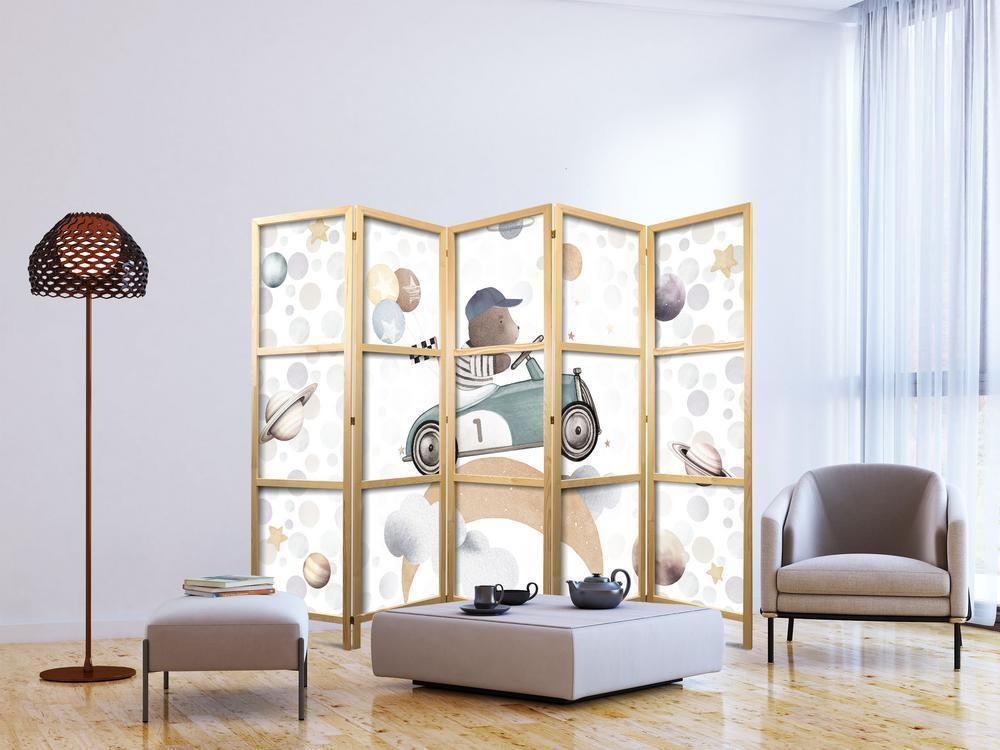 Parawan japoński - Galaktyczne zawody - Miś biorący udział w wyścigach samochodowych pośród planet - chmur i gwiazd w pastelowej kolorystyce