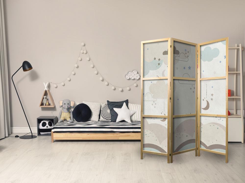 Parawan japoński - Pochmurne nocne niebo - Księżyce w brązach i beżach pośród licznych chmur oraz gwiazdek na jasnym tle