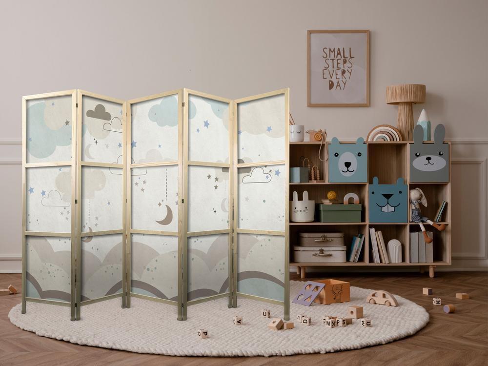 Parawan japoński - Pochmurne nocne niebo - Księżyce w brązach i beżach pośród licznych chmur oraz gwiazdek na jasnym tle