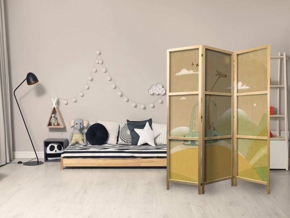 Parawan japoński - Rozmarzona podróżniczka - żyrafa jadąca autem w piękny słoneczny dzień