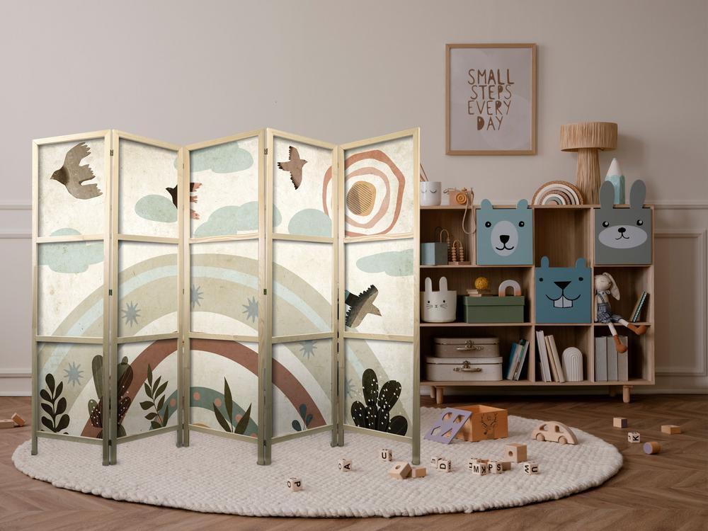 Parawan japoński - Słońce ponad tęczą - Ptaki w stonowanej kolorystyce - latające wśród chmur ponad tęczą i roślinnością na jasno-beżowym tle