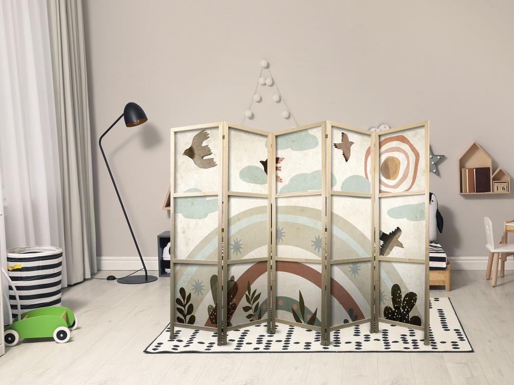 Parawan japoński - Słońce ponad tęczą - Ptaki w stonowanej kolorystyce - latające wśród chmur ponad tęczą i roślinnością na jasno-beżowym tle