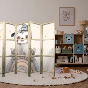 Parawan japoński - Szczęśliwy leniwiec - Leniwiec w stonowanych kolorach - w czapce z daszkiem - siedzący na tęczy wśród gwiazdek