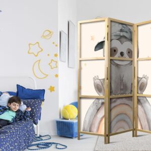 Parawan japoński - Szczęśliwy leniwiec - Leniwiec w stonowanych kolorach - w czapce z daszkiem - siedzący na tęczy wśród gwiazdek