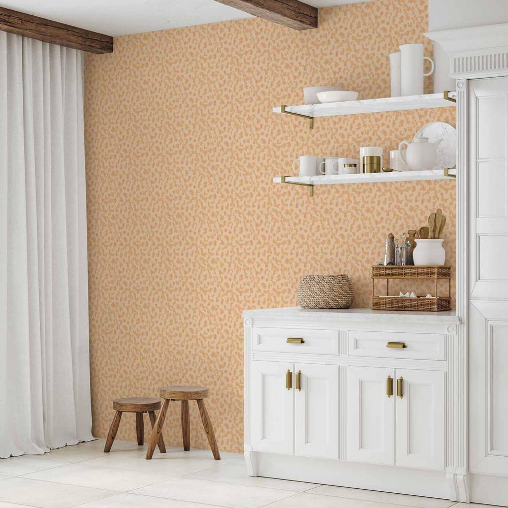 Tapeta - Drobne kropeczki - optymistyczny wzór w kolorach brzoskwiniowych