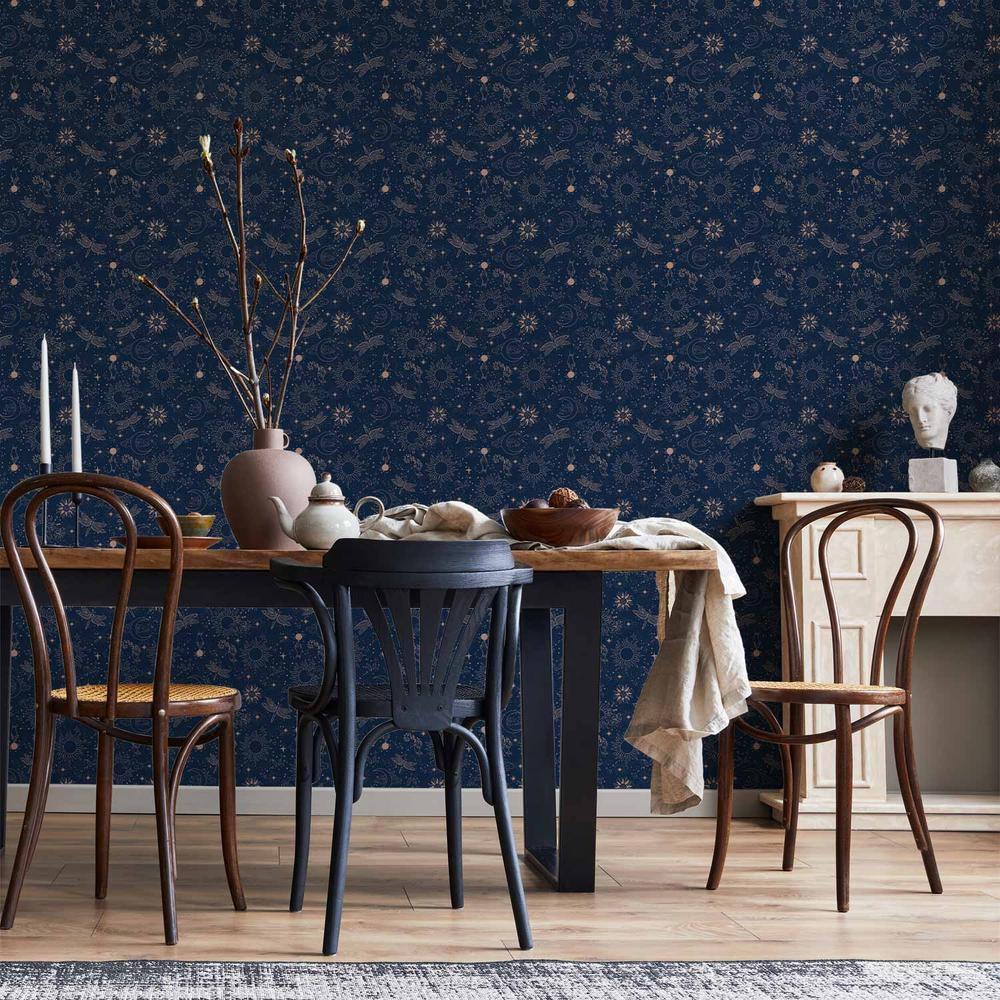 Tapeta - Kosmiczna Fantazja - wzór z słońcami - księżycami i ważkami na ciemnym tle