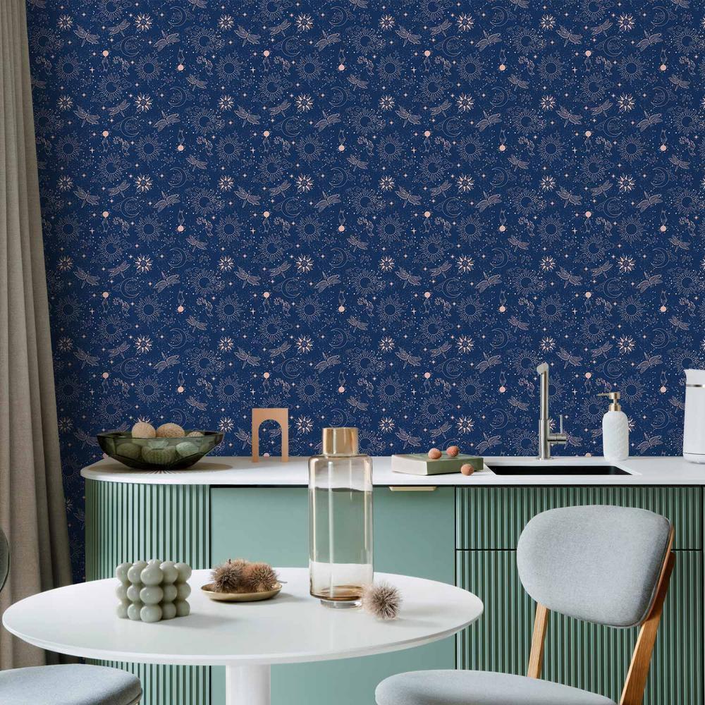 Tapeta - Kosmiczna Fantazja - wzór z słońcami - księżycami i ważkami na ciemnym tle