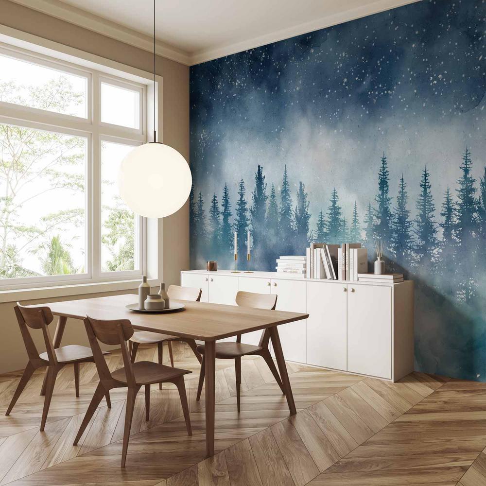 Fototapeta - Nocny krajpejzaż zamglonego lasu nocą z gwiaździstym niebem