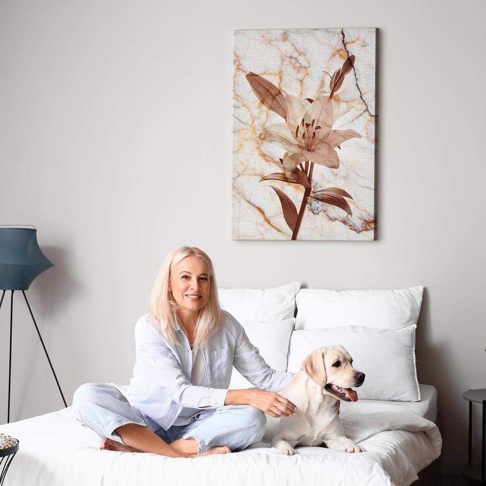 Obraz - Kwiat elegancji (1-częściowy) - delikatna lilia na tle marmuru w sepii