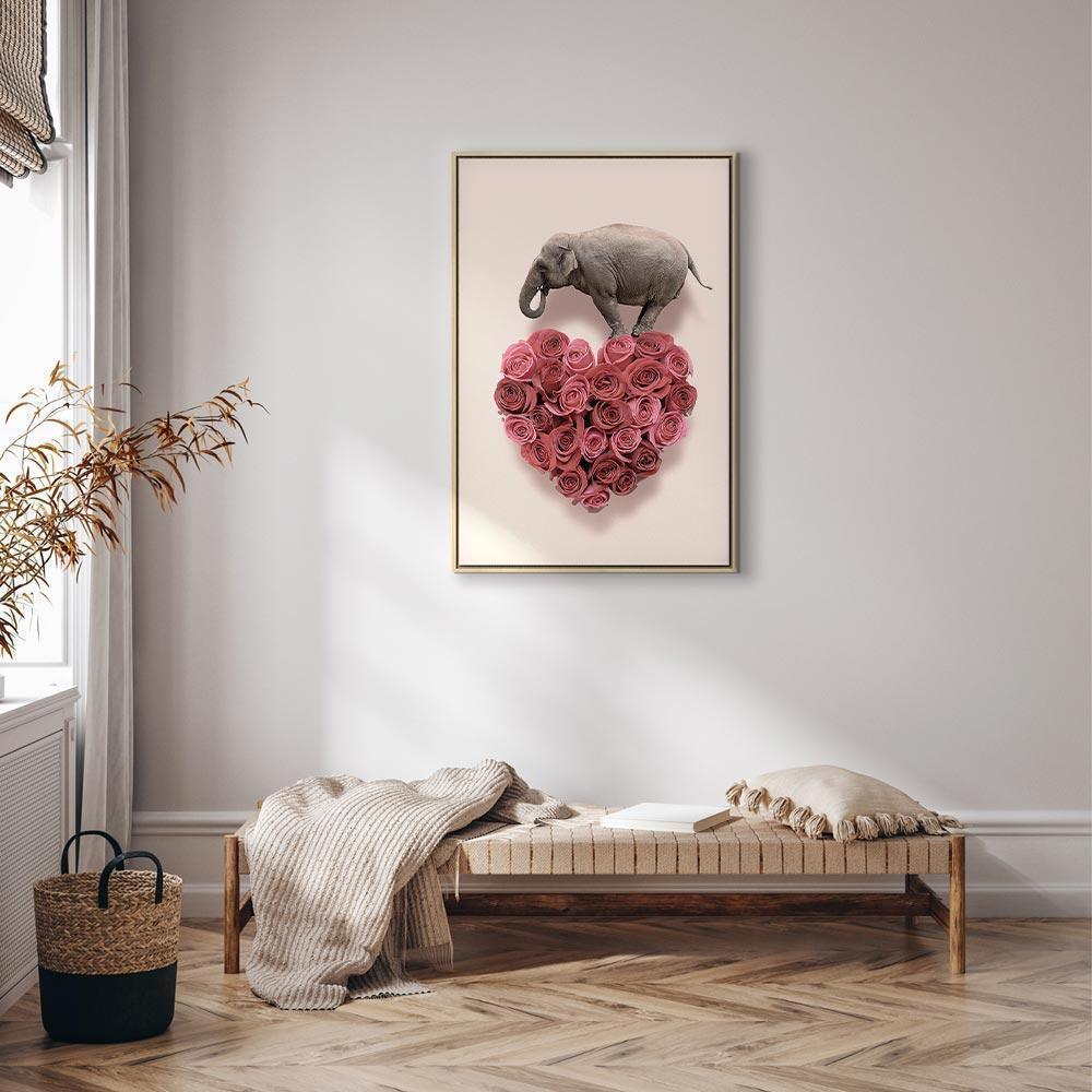 Obraz - Miłośnik róż (1-częściowy) - słoń w sercu kwiatów na różowym tle