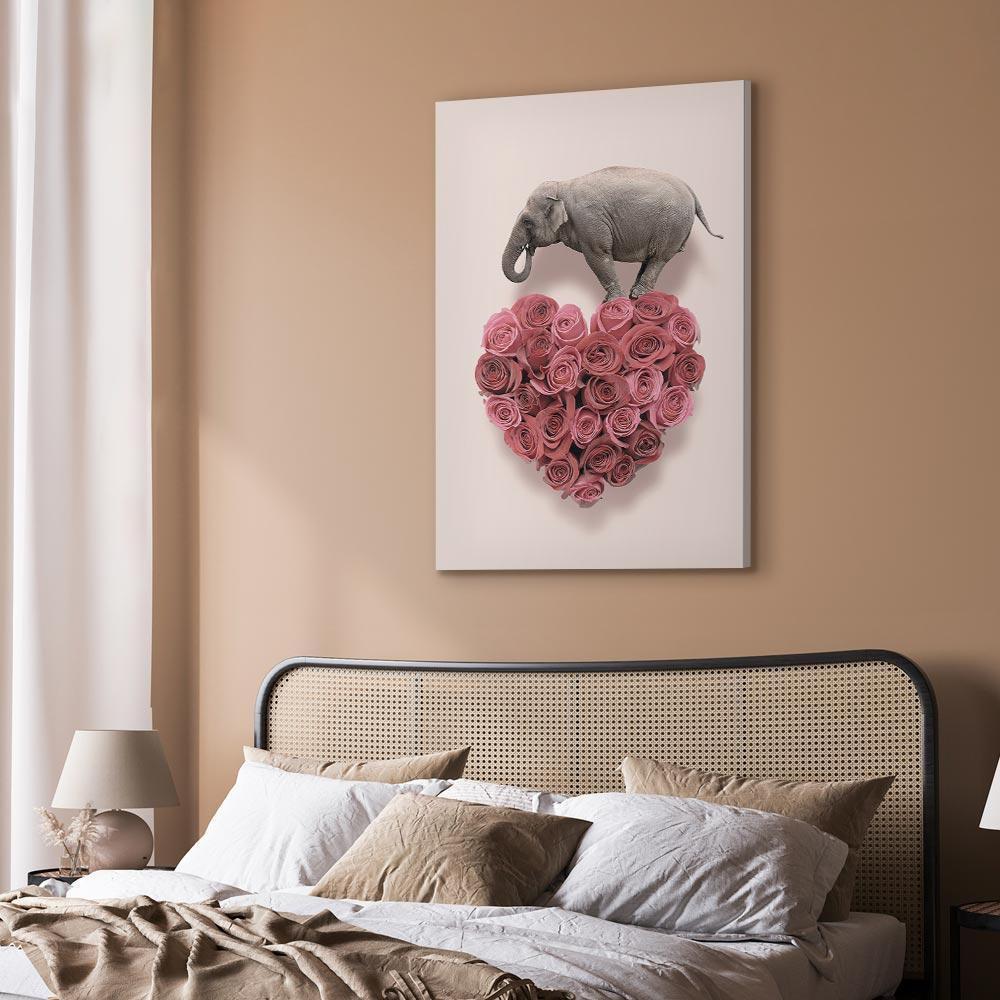 Obraz - Miłośnik róż (1-częściowy) - słoń w sercu kwiatów na różowym tle